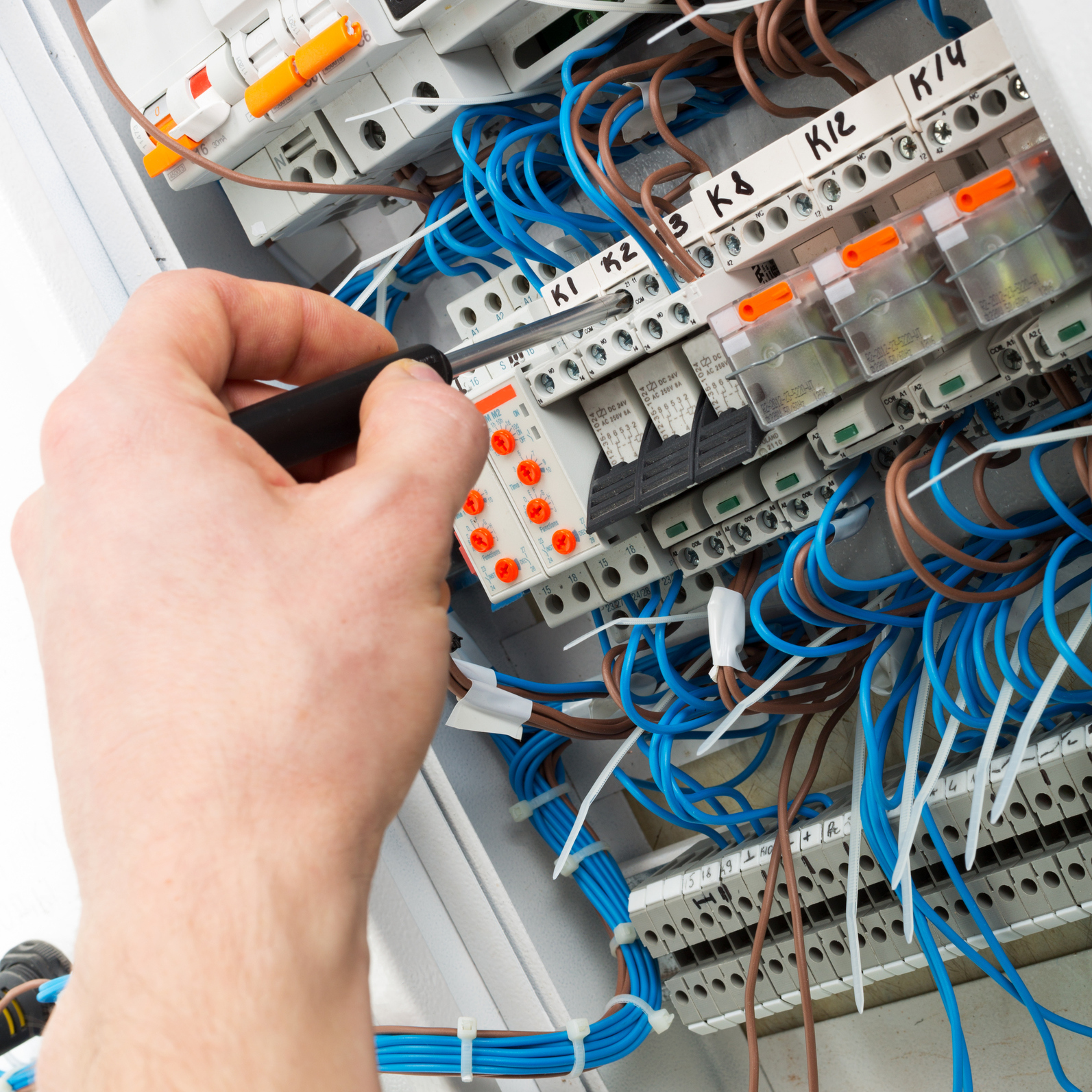 Electrical installations for warehouses and logistics hubs